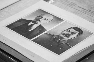 Druskininkai, Litvanya - Mayıs 12021: Stalin ve Lenin 'in bir kitapta, masada, Sovyetler Birliği, Komünizm, Komünist liderler