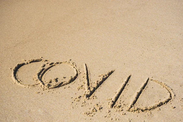 Covid Coronavirus Yazında Covid Siz Güvenli Plajda Aşıda Dalgaların Kelimeyi — Stok fotoğraf