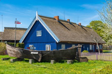 Etnografik balıkçı müzesi. Litvanya 'nın eski, güzel, ahşap mavi evi, Litvanya' nın Nida balıkçı köyündeki Curonian Spit 'in sazdan çatısına sahip.