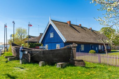 Etnografik balıkçı müzesi. Litvanya 'nın eski, güzel, ahşap mavi evi, Litvanya' nın Nida balıkçı köyündeki Curonian Spit 'in sazdan çatısına sahip.