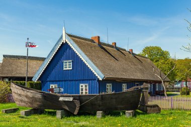 Etnografik balıkçı müzesi. Litvanya 'nın eski, güzel, ahşap mavi evi, Litvanya' nın Nida balıkçı köyündeki Curonian Spit 'in sazdan çatısına sahip.