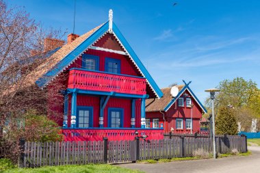 Litvanya 'nın Nida balıkçı köyü, Litvanya, Avrupa' daki Curonian Spit 'in geleneksel ahşap evi.