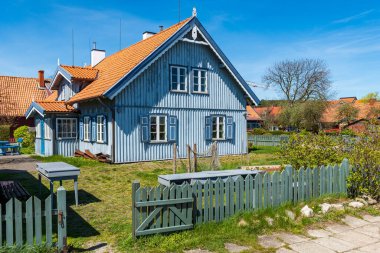 Litvanya 'nın geleneksel, güzel ahşap evi, Nida balıkçı köyü, Litvanya, Avrupa' da Curonian Spit 'in