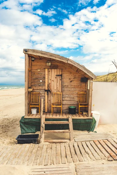 Kum Sahilindeki Güzel Ahşap Sauna Dalgalı Deniz Arka Planda Dramatik — Stok fotoğraf