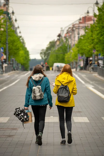 Пара Молодых Друзей Девушки Ходить Болтать Середине Главной Улицы Городе — стоковое фото