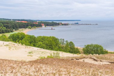 Nida, Klaipeda, Litvanya ve Avrupa 'daki kum tepelerinden panoramik manzara. Curonian Spit ve Curonian Lagoon, Nida Limanı. Baltık Kumulları. Unesco mirası