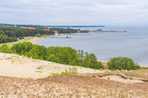 Nida, Klaipeda, Litvanya ve Avrupa 'daki kum tepelerinden panoramik manzara. Curonian Spit ve Curonian Lagoon, Nida Limanı. Baltık Kumulları. Unesco mirası