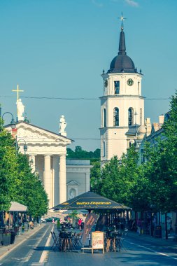 Vilnius, Litvanya - 22 Haziran 2022: Covid veya Coronavirus, masalar, sandalyeler ve şemsiyeler açılmaya, yükselmeye ve menü dikey olarak açılmaya hazır hale getirildikten sonra bar ve restoranların yeniden açılması,