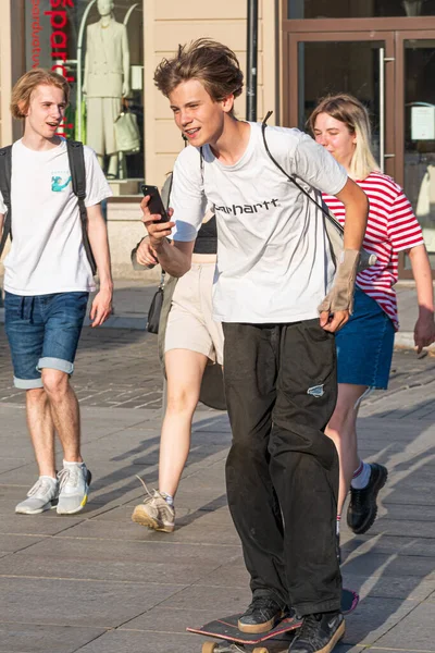 Vilnius Lituania Giugno 2022 Ragazzo Adolescente Skateboard Città Utilizzando Smartphone — Foto Stock