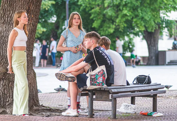 Vilnius Litauen Juni 2022 Tonårsvänner Sitter Bänken Och Småpratar Och — Stockfoto