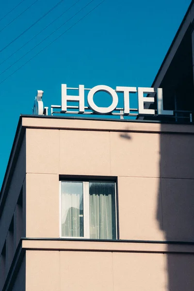 Sinal Hotel Palavra Ícone Escrito Telhado Edifício Letras Brancas Vintage — Fotografia de Stock