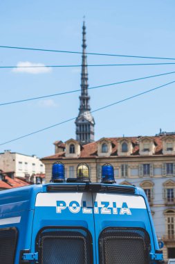 Torino, İtalya - 10 Temmuz 2021: Torino şehrinde arka planda Köstebek Antonelliana 'nın bulunduğu bir gösteri sırasında meydanda zırhlı İtalyan polis kamyonu veya arabası