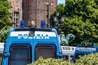 Torino, İtalya - 10 Temmuz 2021: Bir gösteri sırasında meydanda zırhlı İtalyan polis kamyonu veya arabası