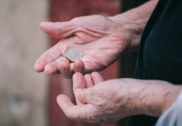 Close Wrinkled Hands Elderly Woman Counting Coins Left Her Hand — Stock Photo, Image