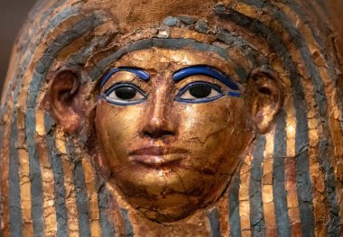 Eski Mısır 'da (MÖ 1550-1292), kumaş, keten, alçı, altın yaprak, cam, Torino, İtalya, Mısır ve Mısır' ın ilk doktorlarından biri olan Merit Ptah 'ın cenaze maskesini kapatın. 