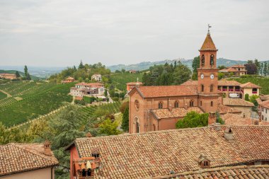 Serralunga d 'Alba kilisesinin üzüm bağları, Piemonte, Langhe şarap bölgesi ve Unesco mirası, İtalya