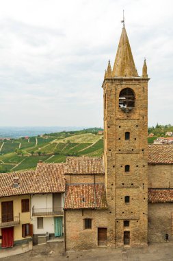 Serralunga d 'Alba Ortaçağ Kilisesi, Piemonte, Langhe şarap bölgesi ve Unesco mirası, İtalya, dikey
