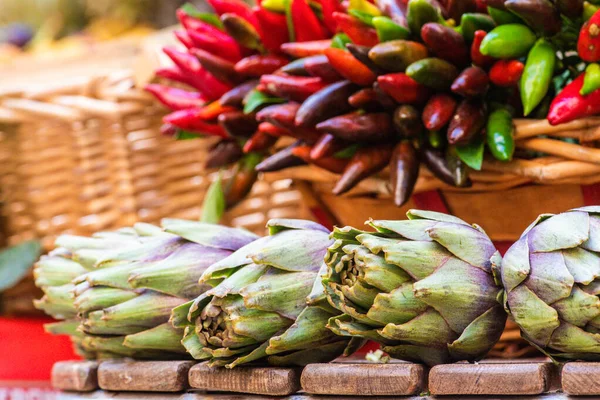 Alcachofas Verdes Frescas Con Hojas Verdes Racimos Pimientos Picantes Rojos — Foto de Stock