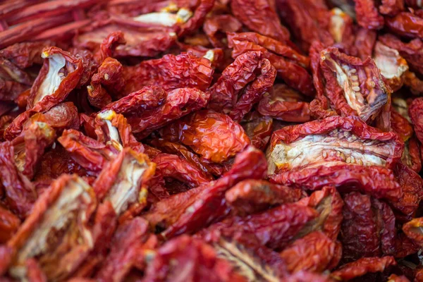 Tomates Secados Sol Una Canasta Mercado Callejero Alimentos Cerca Los —  Fotos de Stock