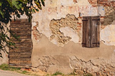 Cocconato, Piedmont, İtalya 'da bir kabuk soyma duvarında yıpranmış klasik mağaza tabelası. Eski harfler ve kırsal cazibe kasabaların tarihsel karakterini ve nostaljik atmosferini vurguluyor.