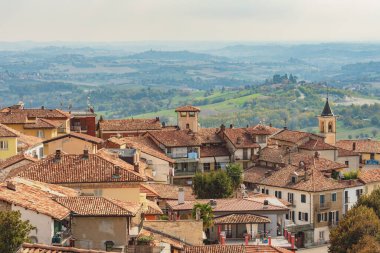 Piedmont, İtalya 'da büyüleyici bir tepe kasabası olan Cocconato' nun panoramik manzarasında tarihi binalar ve kayan tepeler ve bereketli kırsal bölgelerle çevrili önemli bir kilise kulesi yer alıyor.
