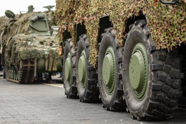 Vilnius, Litvanya - 22 Kasım 2025: çeşitli zırhlı tanklar yolda ilerliyor