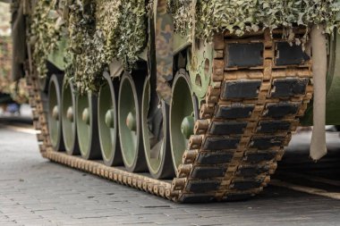 Zırhlı tank yolda ilerliyor, aşağıdaki rayları görüyor.