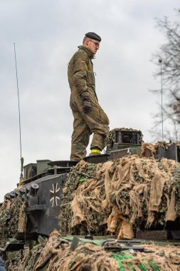 Vilnius, Litvanya - 22 Kasım 2025: Alman ordusu zırhlı tankı Leopar 'ın taretinde yürüyen Alman askeri