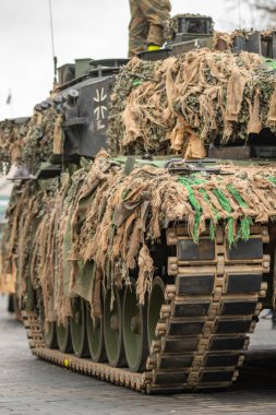 Vilnius, Litvanya - 22 Kasım 2025: Alman ordusunun zırhlı leopar tankı Heer sembolüyle yola çıktı