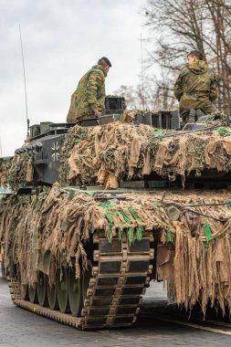 Vilnius, Litvanya - 22 Kasım 2025: Alman ordusu zırhlı tankı Leopar 'ın taretinde yürüyen Alman askerleri