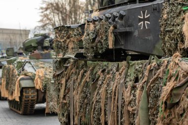 Vilnius, Litvanya - 22 Kasım 2025: Alman Ordusu zırhlı leopar tankları yola çıkıyor