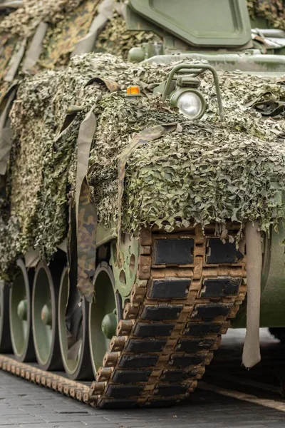 Zırhlı tank yolda ilerliyor, aşağıdaki rayları görüyor.