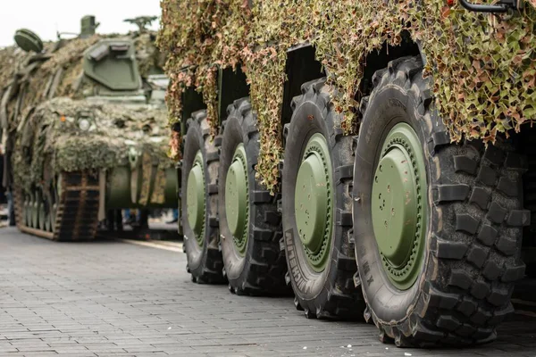 Vilnius, Litvanya - 22 Kasım 2025: çeşitli zırhlı tanklar yolda ilerliyor