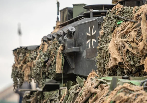 Vilnius, Litvanya - 22 Kasım 2025: Alman ordusunun zırhlı leopar tankı Heer sembolüyle yola çıktı
