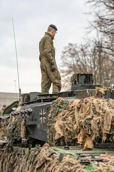 Vilnius, Litvanya - 22 Kasım 2025: Alman ordusu zırhlı tankı Leopar 'ın taretinde yürüyen Alman askeri