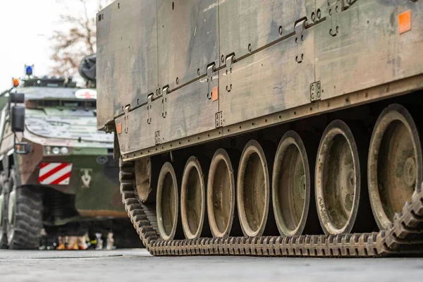 Tanklar yolda ilerliyor, aşağıdan görünüyor.