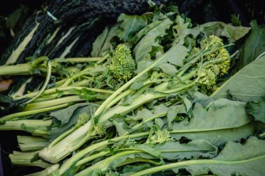 Meyve ve sebze pazarında satılık yeşil yapraklı taze şalgam üstleri.