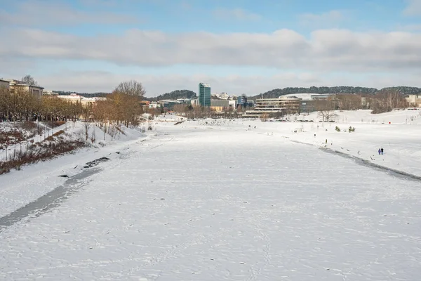 Litvanya 'nın Avrupa kentindeki Vilnius şehrinde kışın donmuş Neris Nehri manzarası