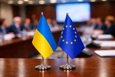 Avrupa Birliği ve Ukrayna 'nın iki küçük ulusal bayrağı bir konferans masasına yerleştirildi