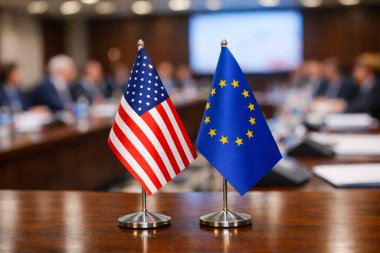 ABD ve Avrupa Birliği 'nin iki küçük ulusal bayrağı bir konferans masasına yerleştirildi