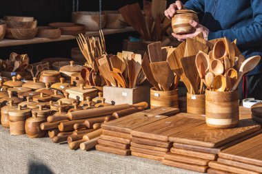 Vilnius, Litvanya, Avrupa 'da bir halk sanatları ve el sanatları fuarı veya pazarında el yapımı ahşap aletler ve eşyalar satmak