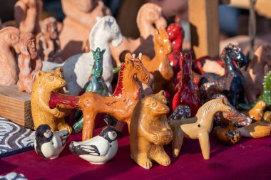 Geleneksel Litvanya sokak pazarında çeşitli renklerde küçük seramik hayvanlar