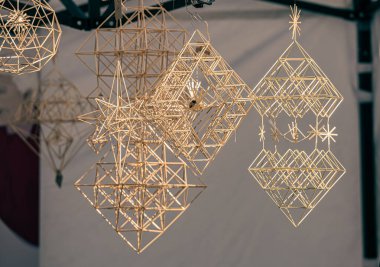 Sodalar, güzel Litvanya geleneksel süsü, saman süsü, Litvanya, Vilnius 'ta geleneksel bir zanaat pazarında satılıyor.