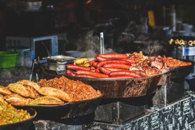 Geleneksel Kuzey Doğu Avrupa yiyecekleriyle sokak gıda pazarı