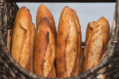 Fırında ya da markette hasır sepetlerde sergilenen taze ekmekler.