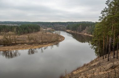 Litvanya 'nın Kernave kenti yakınlarındaki Neris Nehri, Litvanya Büyük Dükalığı' nın ortaçağ başkenti, UNESCO dünya mirası, turistik bir yer ve önemli bir arkeolojik alan.