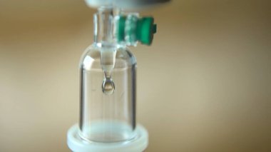 Sağlık sigortası konsepti kaza için damar içi serum serumunu kapat ve ciddi bir şekilde hastayı hastaneye yatır. Acil tıbbi tedavi ve tedavi. Medikal Drip 'i Seçici Odaklanma ile Kapat