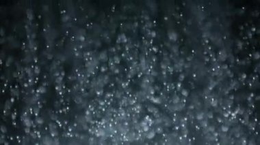 Odaklanamayan Yağmur, karanlık zemine düşüyor. Seçici odak noktasında siyah üzerine yüksek hızlı su sağanağı döngüsü. profesyonel stüdyo plakası ve şablon arka planı kopya alanı ile örtüşür.