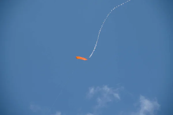 Una Cometa Casera Roja Con Una Cuerda Blanca Cola Vuela —  Fotos de Stock