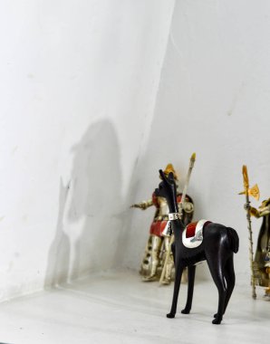 Her Pazar, Salı ve Perşembe, Cusco-Peru 'dan turist trafiğinin yoğun olduğu Kutsal Vadi' deki Peru köyü Pisac 'ın atölyelerinde yapılan en saf altın ve gümüşten yapılmış mücevherler.